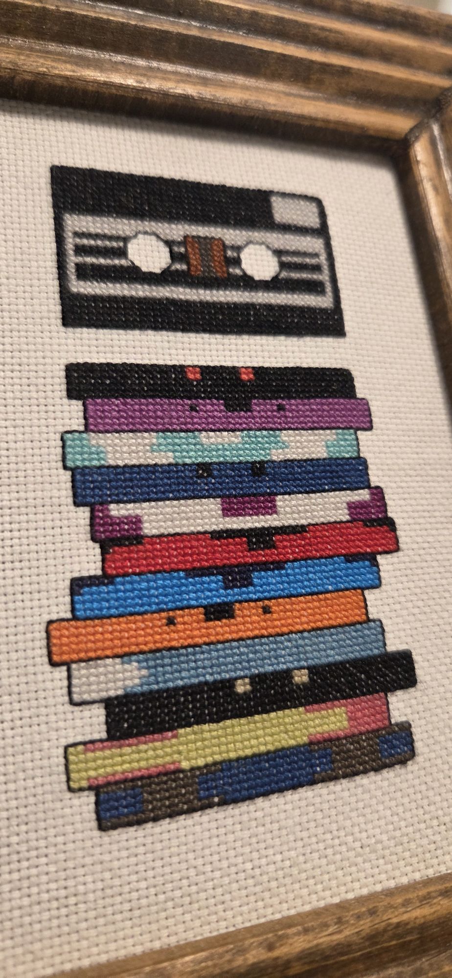 Close up of cassette stack Close up of the stack of cassettes. From top to bottom, there is Ravage above the stack, then Laserbeak, Ratbat, Squawktalk, Garboil, Beastbox, Red Frenzy, Blue Rumble, Wingthing, Overkill, Buzzsaw, Slugfest, Howlback.